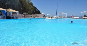 una gran piscina de agua azul con gente en ella en Dachterrassen Wohnung Teneriffa, en Callao Salvaje