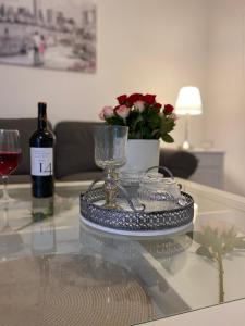 a bottle of wine and a glass on a table at FeWo Casa in Boizenburg
