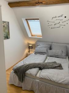 łóżko w pokoju z aigrafią na ścianie w obiekcie FeWo Casa w mieście Boizenburg