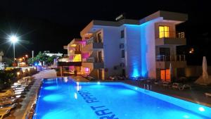 Bazén v ubytování Murat Apart Hotel nebo v jeho okolí