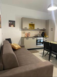sala de estar con sofá y cocina en Momenti e Monumenti en Palermo