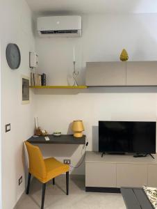 A seating area at Momenti e Monumenti