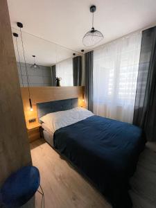 Un pat sau paturi într-o cameră la Bella Apartament