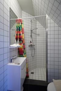 Et badeværelse på Akurinn Residence