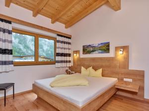 1 dormitorio con cama y ventana en Appartement Bergkristall, en Umhausen
