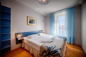 a bedroom with a bed and a window at Komiza Provita Guesthouse in Komiža
