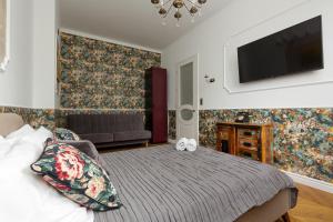 um quarto com uma cama e uma televisão de ecrã plano em Apartment on the Warsaw Square by Renters em Varsóvia