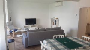 Televízia a/alebo spoločenská miestnosť v ubytovaní Apartament a 2 min de la platja