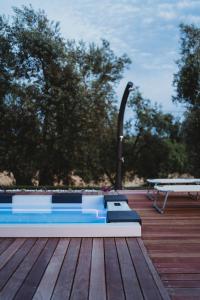 een zwembad op een terras met een tafel en bomen bij Agriturismo La Casina nel Vigneto in Larciano