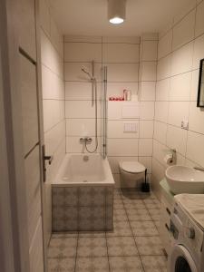 魯達希隆斯卡的住宿－Apartamenty Jaskinia Solna，带浴缸、卫生间和盥洗盆的浴室