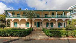 ein Haus mit einer Palme davor in der Unterkunft Nefeli Sea Side, Boutique Apartment in Limassol
