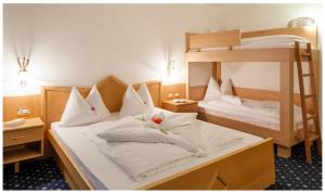 Giường trong phòng chung tại Hotel Bergkristall