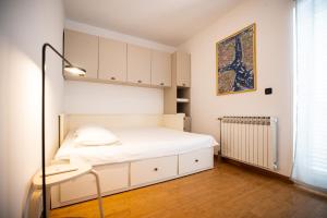 Un pequeño dormitorio con una cama blanca y una ventana en Luxury Villa Claudia with Pool, en Zadar