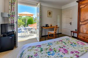 A bed or beds in a room at Mas Djoliba