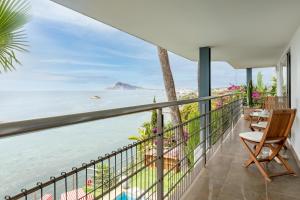 balcón con vistas al océano en Maison Condesa Adults Only, en Altea