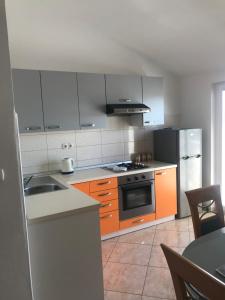 Kuchyň nebo kuchyňský kout v ubytování Apartmani Sanda i Leo + 22 fotografií