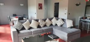 ein Wohnzimmer mit einem Sofa mit Kissen darauf in der Unterkunft De Vine Martinborough 14 Cologne Street in Martinborough 