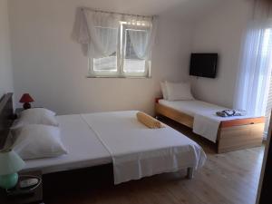 Postel nebo postele na pokoji v ubytování Apartmani Sanda i Leo