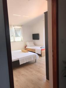 Postel nebo postele na pokoji v ubytování Apartmani Sanda i Leo