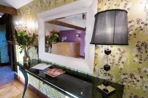 ein Ankleidezimmer mit einem Spiegel und einem Tisch in der Unterkunft Hall Farm Hotel And Restaurant in Ashby cum Fenby