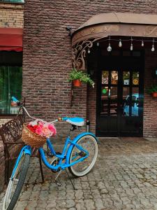 Una bicicleta azul estacionada frente a un edificio de ladrillo en Antic, en Moscú