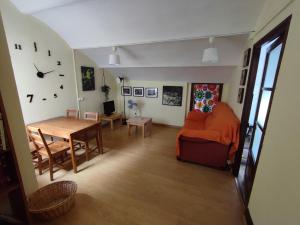 salon ze stołem i kanapą w obiekcie 202A Ático con encanto - Centro de Villaviciosa w mieście Villaviciosa