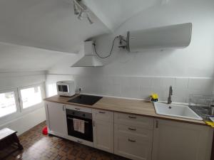 kuchnia ze zlewem i blatem w obiekcie 202A Ático con encanto - Centro de Villaviciosa w mieście Villaviciosa +3 zdjęcia