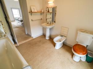 un bagno con un water, un lavandino e una vasca di The Ferry House a Ramelton