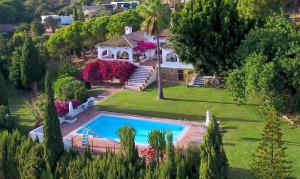 Bazén v ubytovaní La Ciruela - Villa paisible jardin de 5000m2 piscine chauffée et vue sur mer alebo v jeho blízkosti