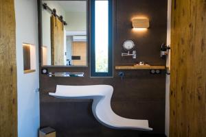 Bathroom sa "La Cabane" de l'hôtel Le Tourisme