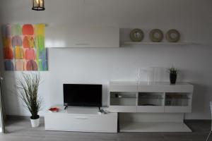 Televízia a/alebo spoločenská miestnosť v ubytovaní Apartamento Pueblo Quinta