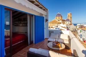 a room with a balcony with a view of the city at Casa con piscina Gades-Marisol in Altea