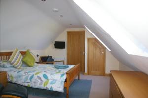 Un pat sau paturi într-o cameră la Ty Nant Cottages and Suites