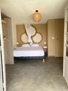 Un pat sau paturi într-o cameră la Anoli Lodge