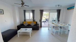 - un salon avec un canapé et une table dans l'établissement Casa Indico RP-Murcia Holiday Rentals Property, à Sucina