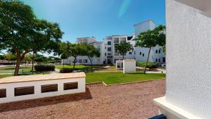 - une vue sur un bâtiment avec des arbres et un parc dans l'établissement Casa Indico RP-Murcia Holiday Rentals Property, à Sucina