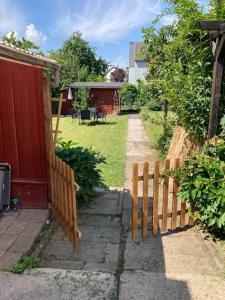 un patio trasero con una valla de madera y un patio en Rheingau Quartier, en Oestrich-Winkel