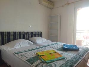 Un dormitorio con una cama y una bandeja. en Georgijevic Room & Apartments en Budva