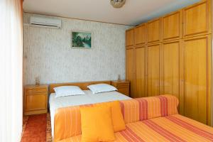 una camera con letto e divano di Casa Oleander a Crikvenica