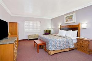 Foto da galeria de Days Inn by Wyndham West Covina em West Covina