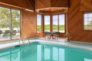 una piscina en una casa con mesa y sillas en Baymont by Wyndham Winchester, en Winchester