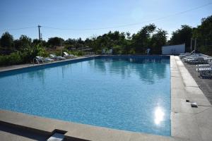 - une grande piscine avec des chaises dans un complexe dans l'établissement MemSoares Country House, à Castelo de Vide