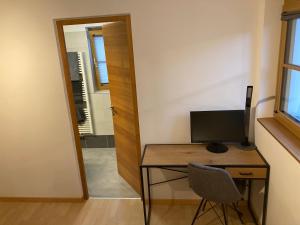 Zimmer mit einem Schreibtisch, einem Computer und einem Fenster in der Unterkunft Apart Vinschgau in Mals im Vinschgau