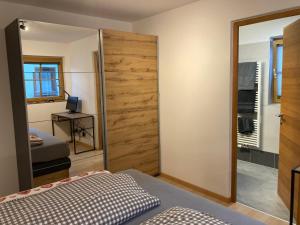 ein Schlafzimmer mit einem Bett und einer Schiebetür in der Unterkunft Apart Vinschgau in Mals im Vinschgau