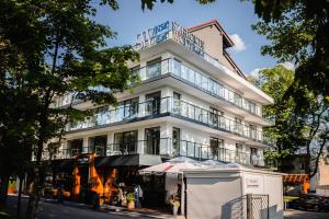 ウストカにあるHotel Szerokie Wody Sea & Sand Ustkaの白い建物