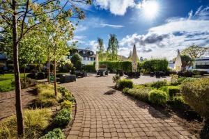 A garden outside Crowne Plaza Felbridge - Gatwick, an IHG Hotel 