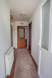 ein leeres Zimmer mit Tür und Flur in der Unterkunft Apartments Dedeic in Žabljak