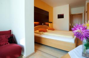 una camera da letto con un letto in una stanza di Gästehaus Elisabeth Weinhandl a Podersdorf am See