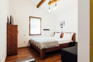 a bedroom with a bed and a window at Panorama House in Praid