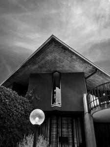 ヴェローナにあるVilla Gioneの窓付き建物の白黒写真